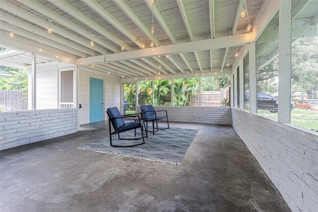 Building Photo - 701 W Henry Ave