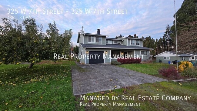 Building Photo - 325 W 7th St