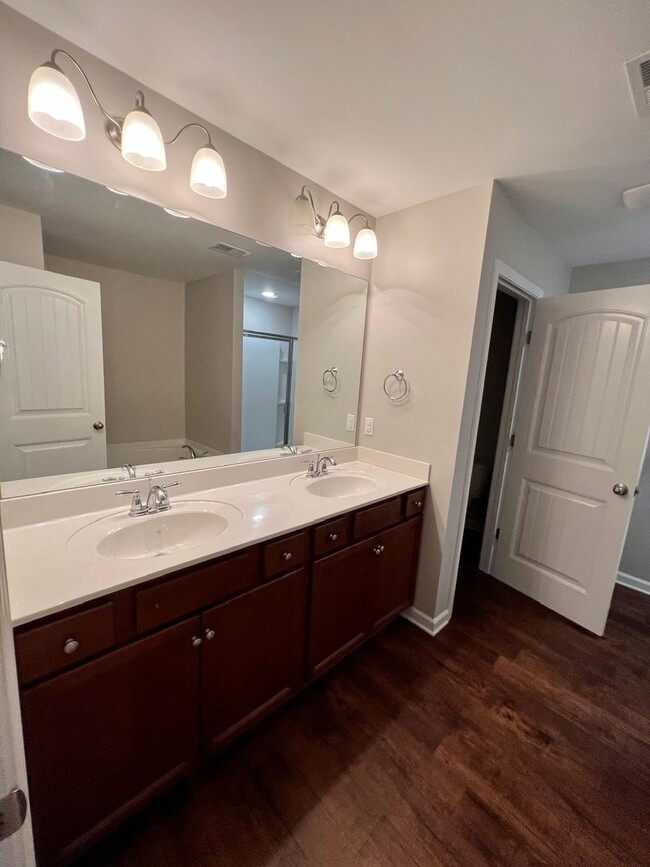 Building Photo - Upscale 3BR 2.5BA Townhome in Blackman!