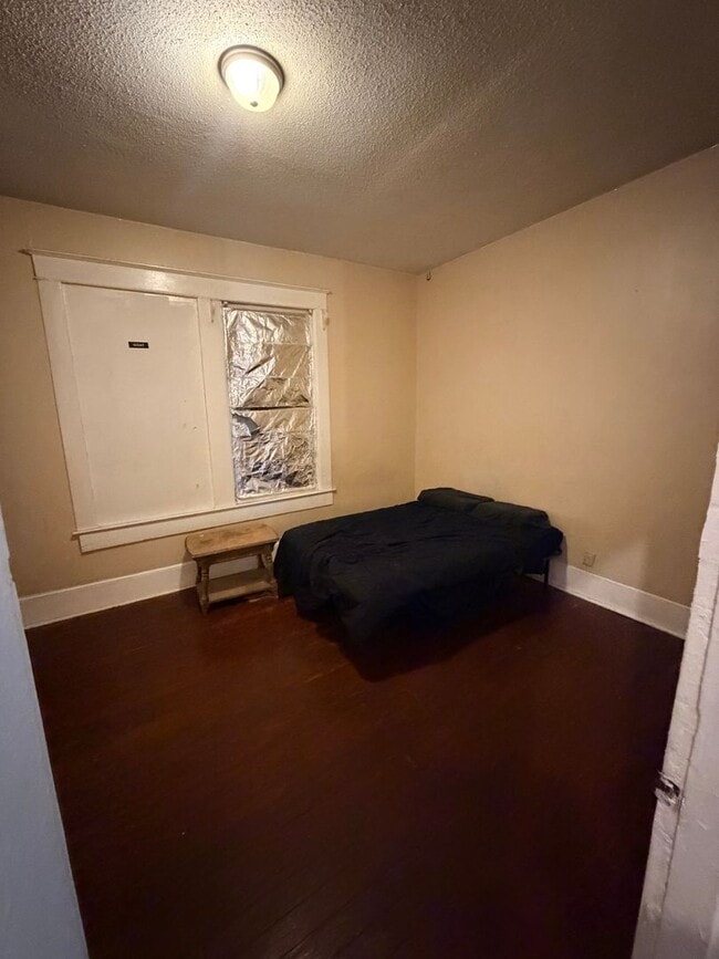 Building Photo - Beautiful 2 Bedroom unit in Highland - Water and Gas included!