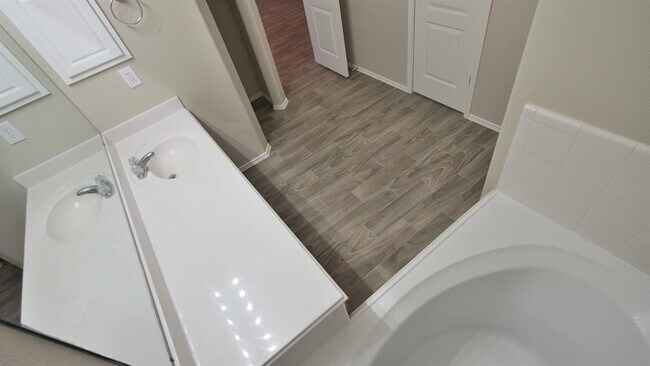 Building Photo - 1319 Colonial Manor Dr