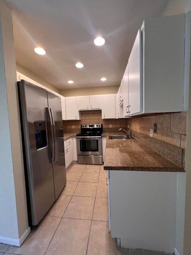 Building Photo - 423 Glenwood Dr