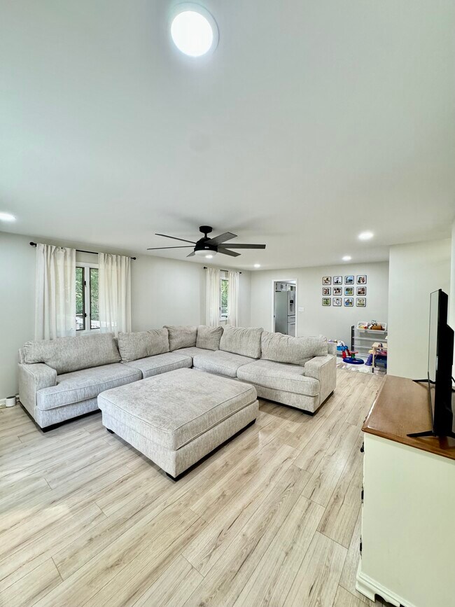 Building Photo - 303 Long Leaf Dr