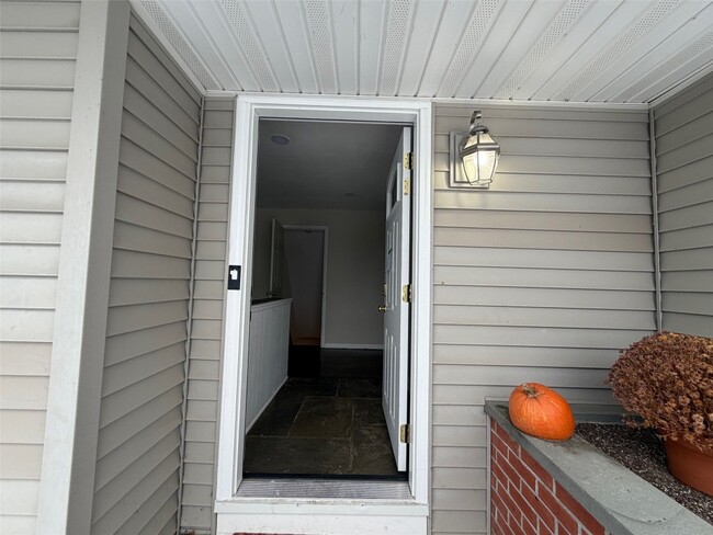 Building Photo - 17 Dover Dr