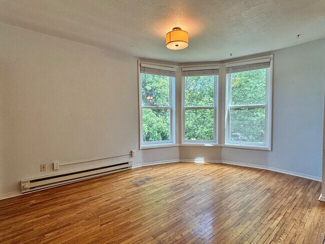 Building Photo - 176 S Chestnut St