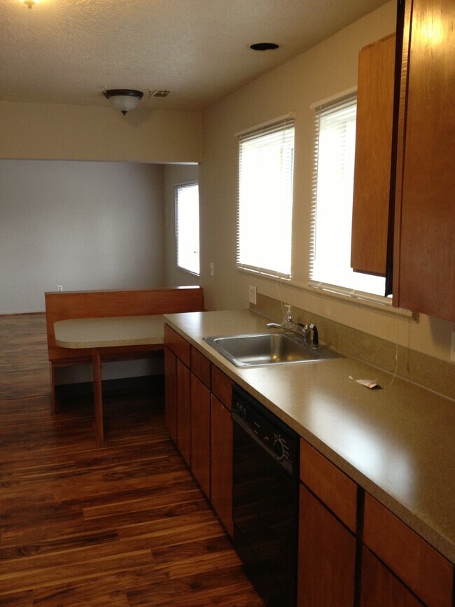 Building Photo - 4224-4224 N Commercial Ave