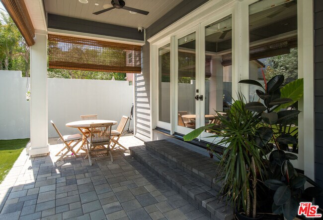 Building Photo - 12142 Hollyglen Pl