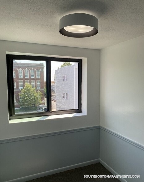 Building Photo - 740 E 7th St