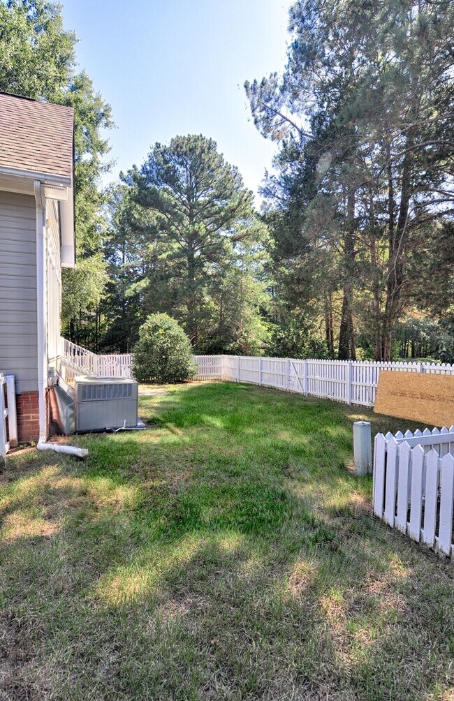 Building Photo - Delightful in Downing Creek