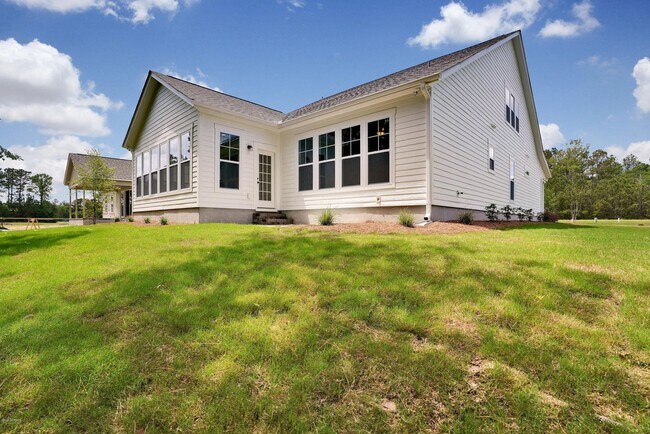 Building Photo - Summerhouse on Everett Bay Home Available!