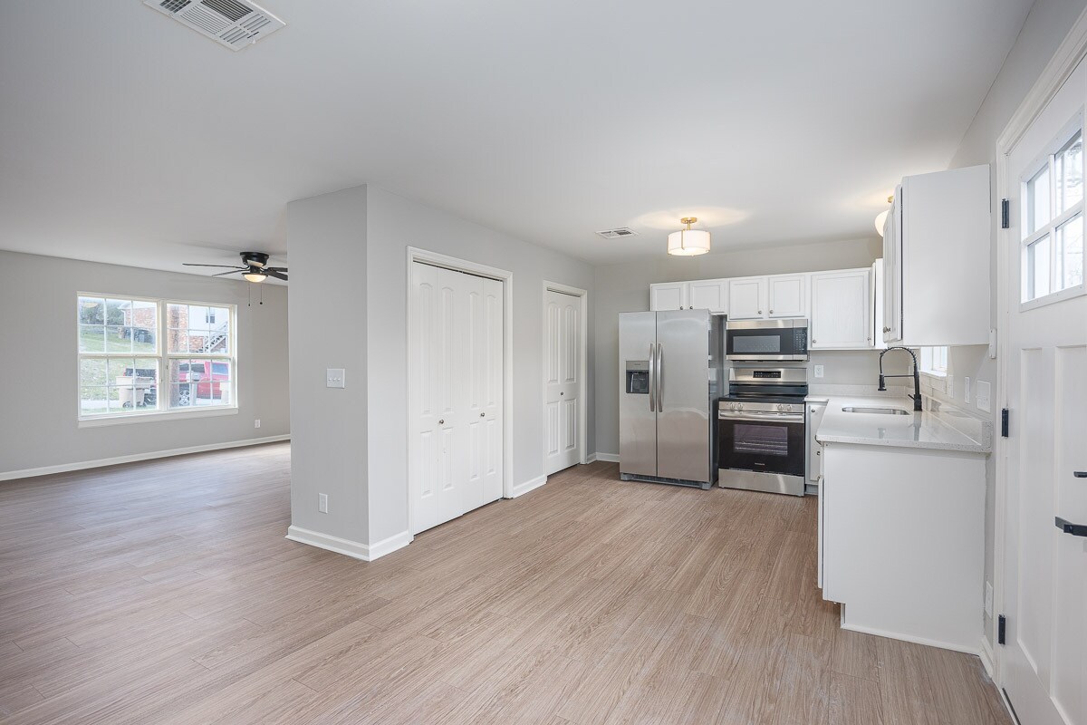 Building Photo - 3317B Niagara Dr