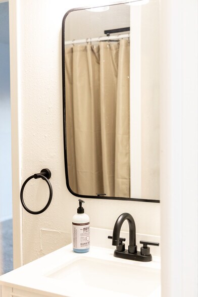 Building Photo - 711 S Phillips Ave