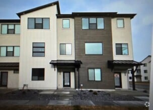 Building Photo - 4 Bedroom 3 Bath Town Home for Rent in AF
