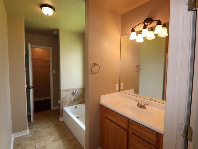 Building Photo - 826 S Village Creek Pkwy