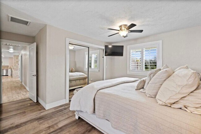 Building Photo - 4/2 Granite Bay, Pool, Jacuzzi, RV Parking...