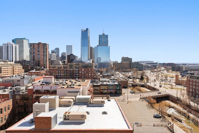 Building Photo - Gorgeous 2 bed, 3 bath Condo w/ 2 Car Gara...