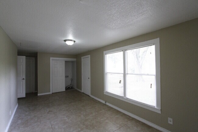 Building Photo - 3128 Lyle Ave