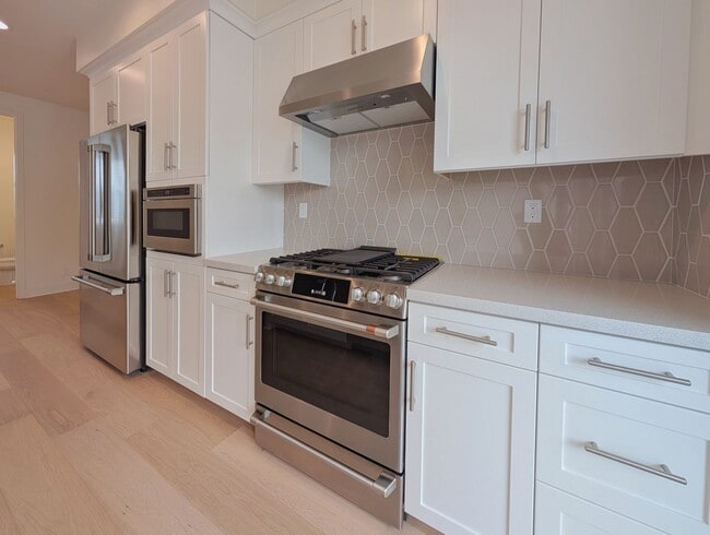 Building Photo - Modern coastal living on Main Street, Huntington Beach!