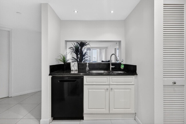 Building Photo - 9595 Collins Ave