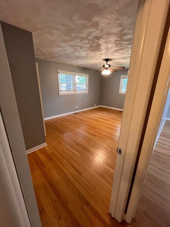 Building Photo - Upgraded 3 bed 2 bath large backyard