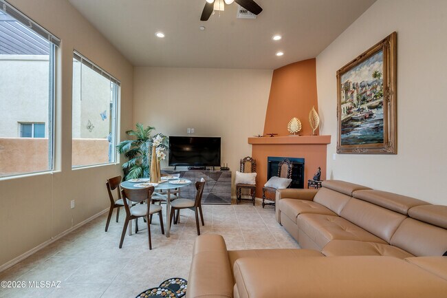 Building Photo - 1105 Lombard Way