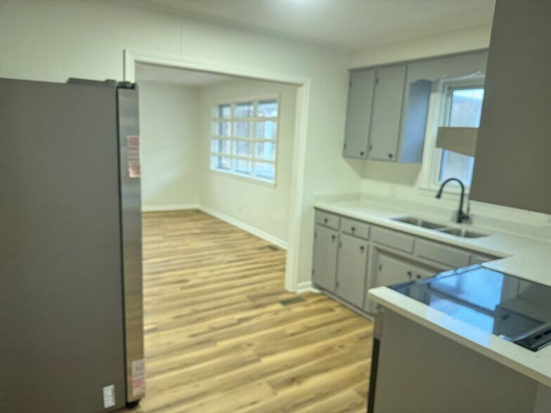 Building Photo - 261 oak circle