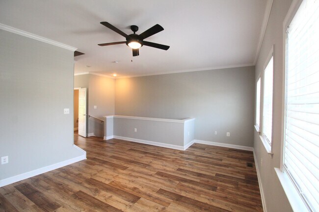 Building Photo - Large 3 level large end unit townhome with...