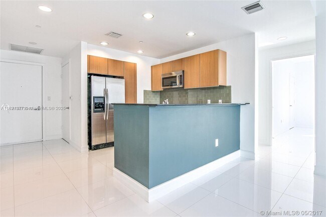 Building Photo - 1060 Brickell Ave