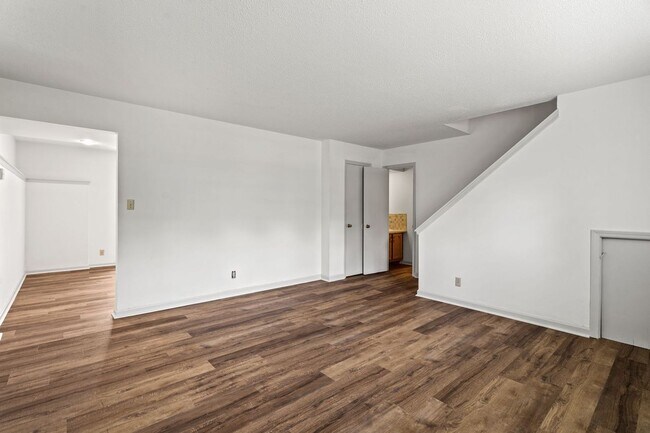 Building Photo - 1304 Essex Ct