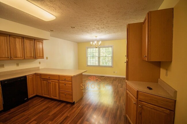 Building Photo - LARGE TOWNHOME CLOSE TO CAMPUS - LOTS OF S...