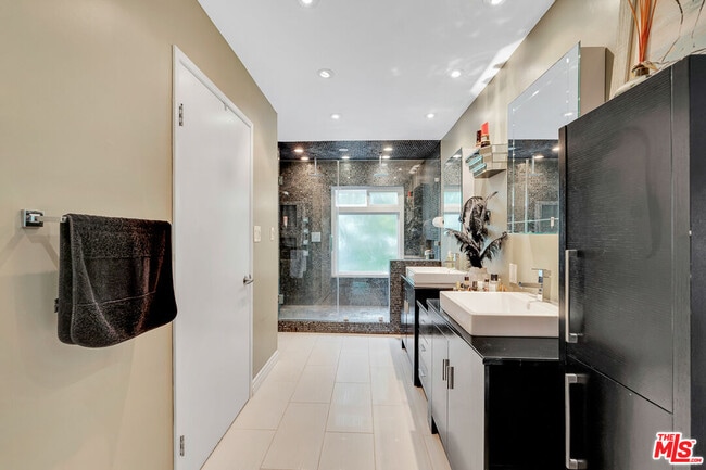 Building Photo - 13563 Contour Dr