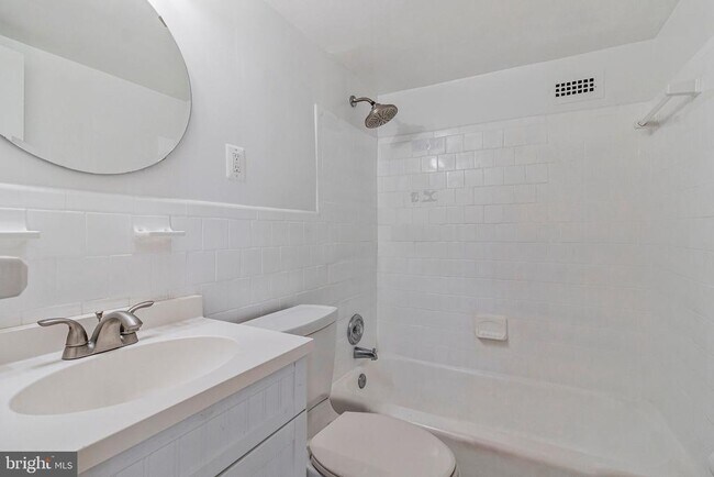 Building Photo - 5801 Quantrell Ave