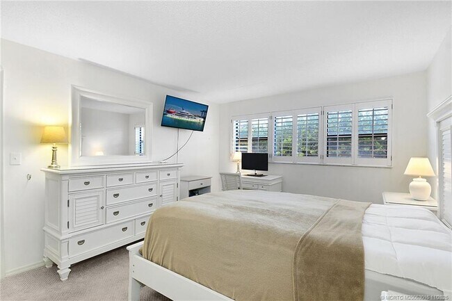 Building Photo - 7410 S Ocean Dr