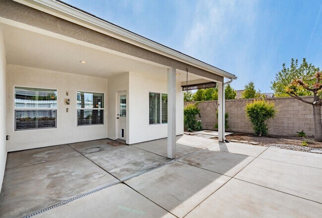 Building Photo - Amazing 3 Bedroom+Flex Room/2 Bath/3 Car G...