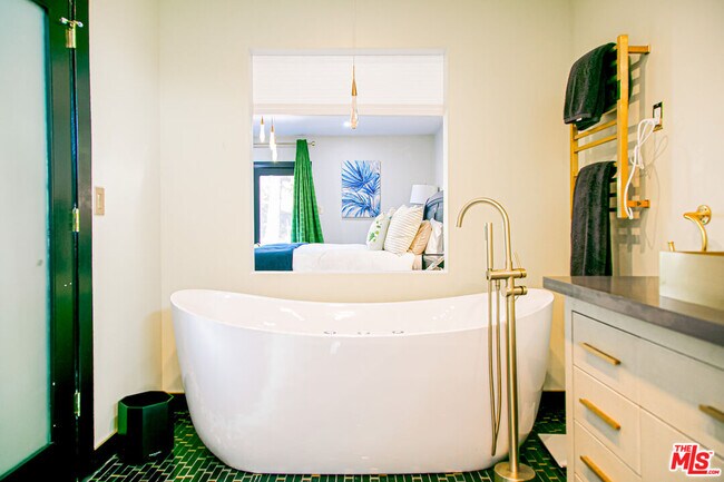 Building Photo - 5604 Shenandoah Ave