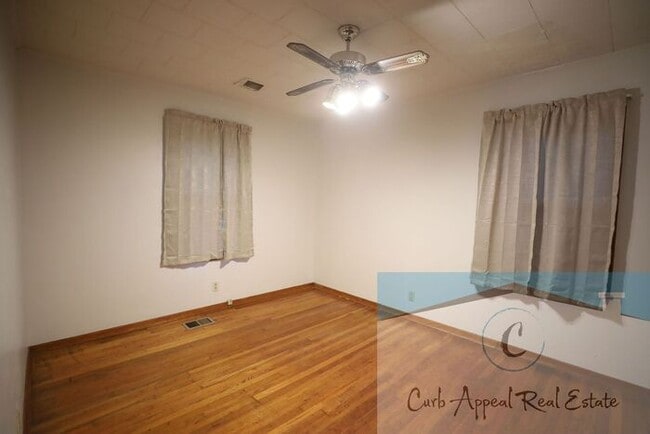 Building Photo - Move in special $850!! Spacious 3 bed/1 bath home!!