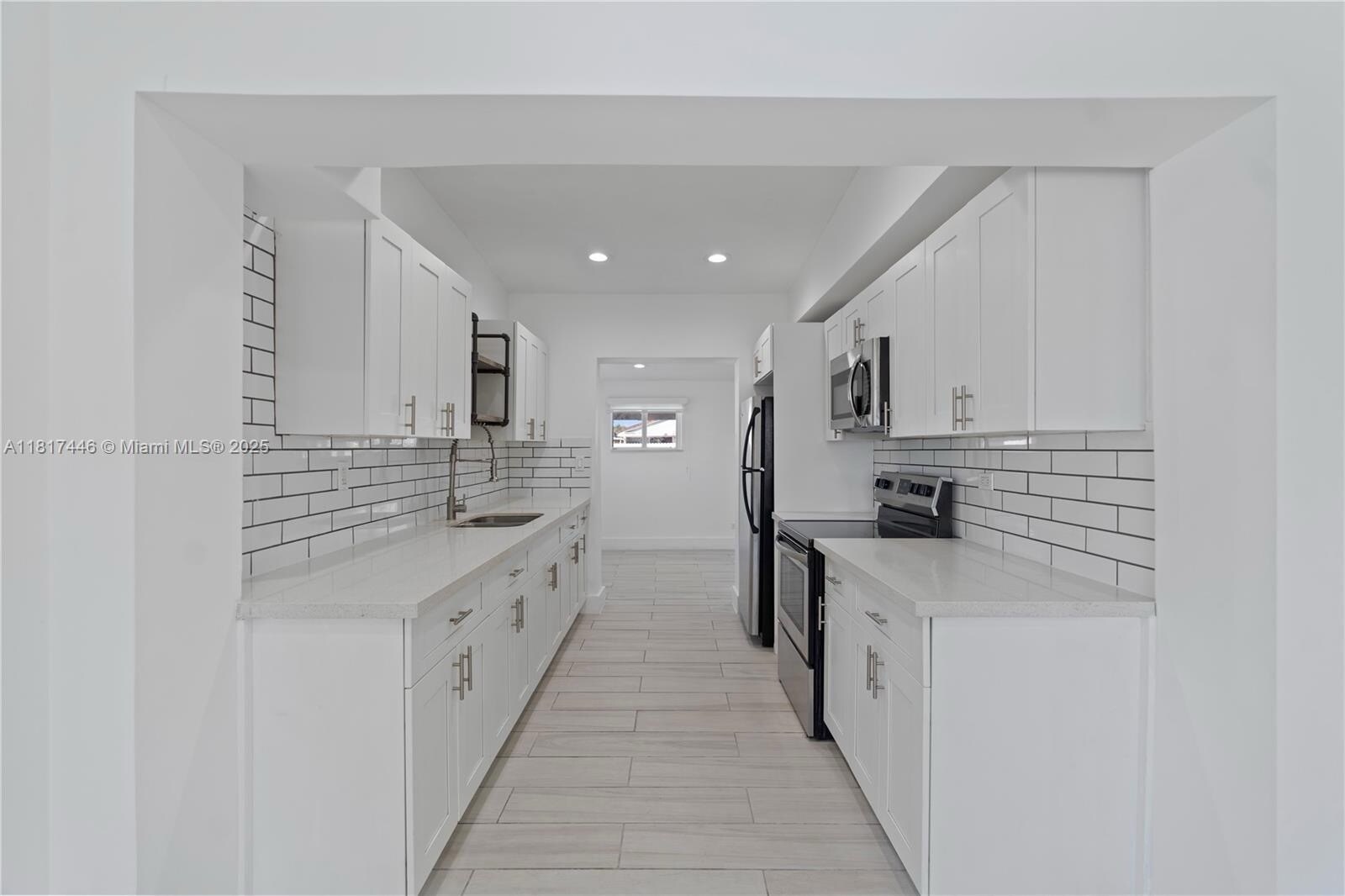 Building Photo - 641 E 44th St