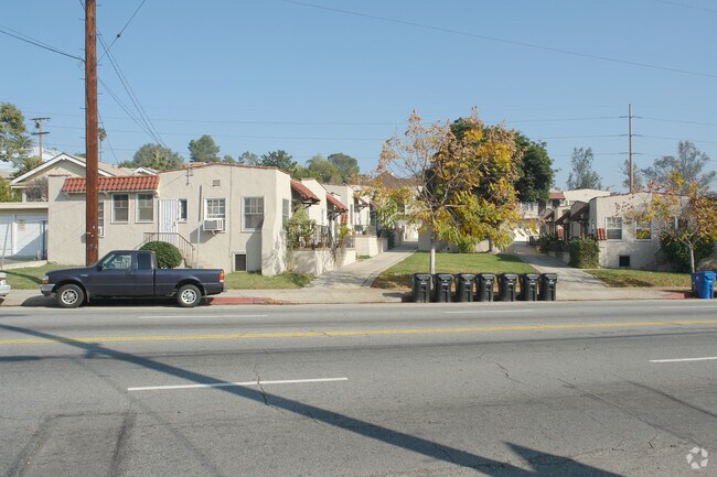 Primary Photo - 2809-2821 Rowena Ave
