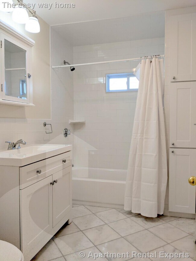 Building Photo - Nicely Updated Top Floor Two Bed Near Davi...