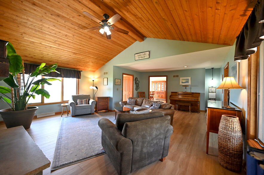 Building Photo - 202 Lac La Belle Dr