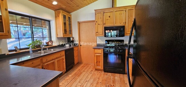 Building Photo - Charming 1-Bedroom Retreat in Desirable Ch...