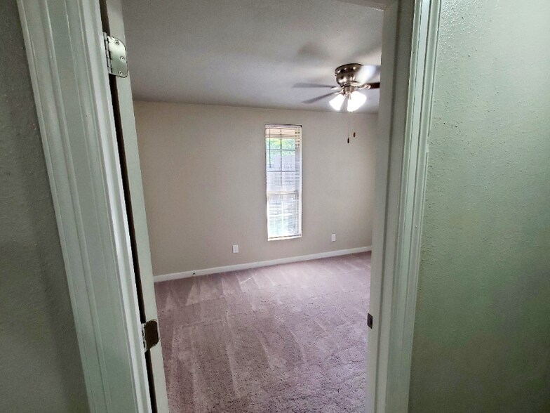 Building Photo - 1623 E Waco Ave