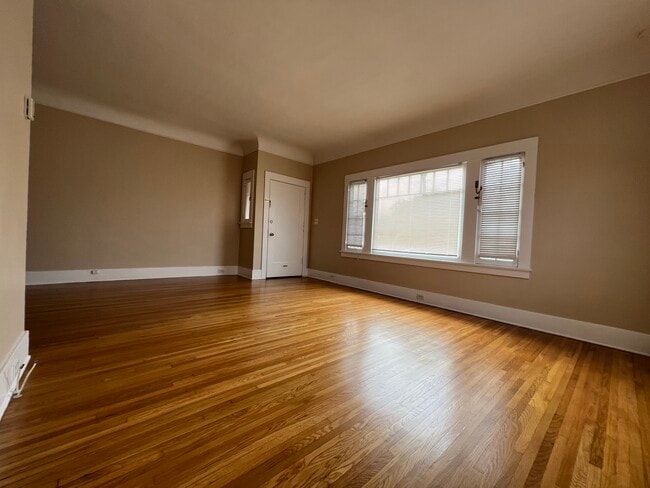 Living room towards front door - 1642 La Fayette Rd