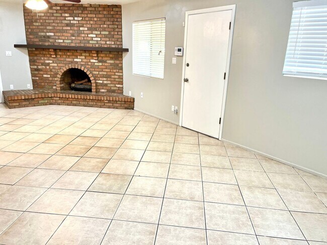 Building Photo - 4 Bedroom Single Family Home in Phoenix