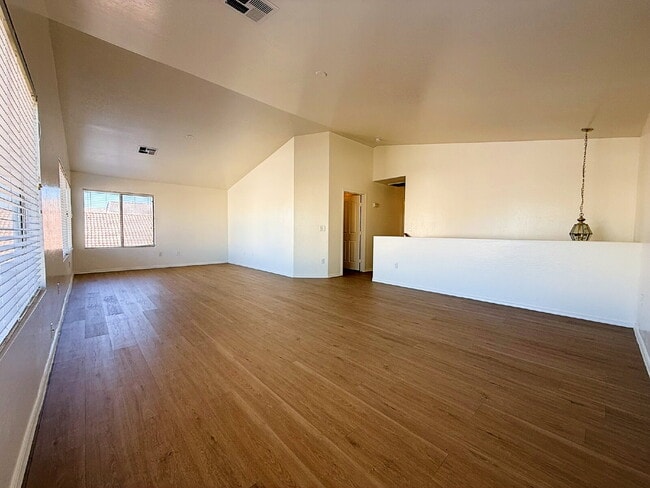 Building Photo - For Rent: Spacious 3 Bed, 2.5 Bath Home with Den & Bonus Room!