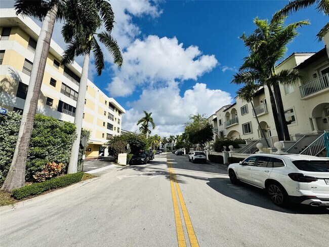 Building Photo - 10000 Bay Harbor Terrace
