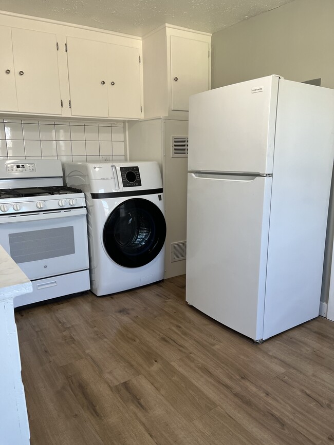 Kitchen with washer/dryer - 5943 Raytown Rd