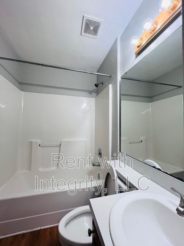 Building Photo - 315 E Jennings St