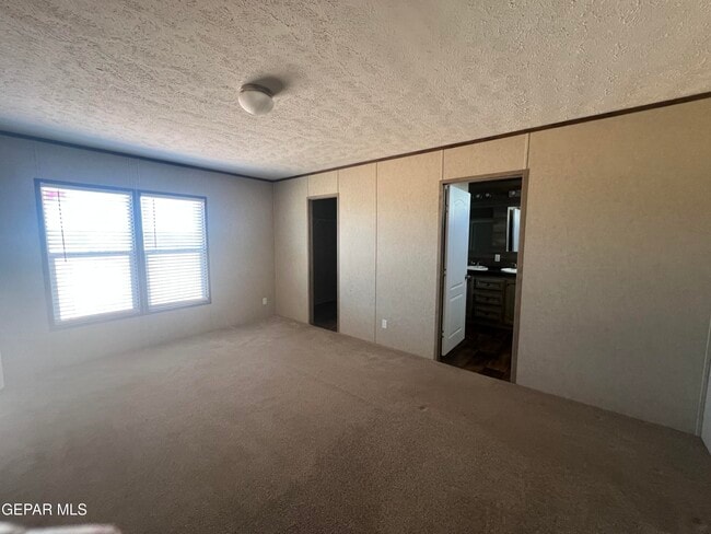 Building Photo - 284 E Wicker Rd