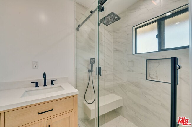 Building Photo - 843 Westbourne Dr